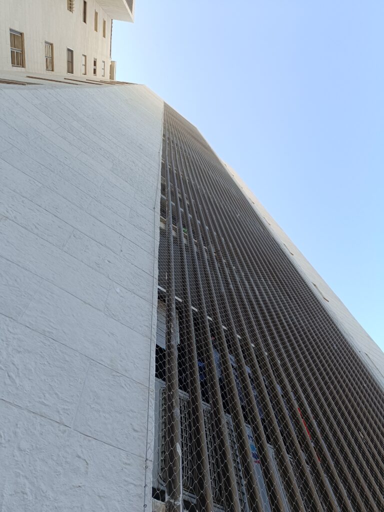 רשת יונים שקופה לבניין